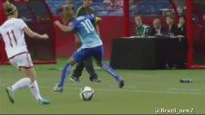 Brezilyalı güzel futbolcudan müthiş çalım