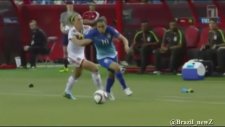 Brezilyalı güzel futbolcudan müthiş çalım
