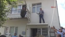 Evin Birinci Kat Balkonundan İntihara Kalkışmak