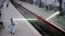 Hindistan'da Gara Girerken Şaha Kalkan Tren
