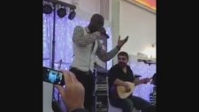 Paris'te Bir Düğün: Afrikalı Türkücü