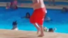 Havuz Başında Tombiş Göbeği ile Dans Eden Çocuk