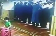 Camide Namaz Kılan Adamın Taburesini Alan Çocuklar Ve Sonrası