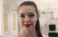 AVON Ultra Color Indulgence Red Tulip ile Ateş Kırmızısı Dudaklar