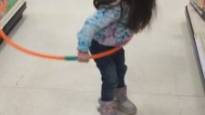 Küçük Kızın Hula Hoop İle İmtihanı