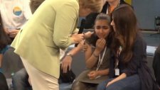 Merkel Filistinli Mülteci Kızı Ağlattı