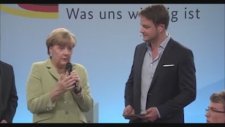 Filistinli Kızı Ağlatan Angelina Merkel (Almanca İçerir)