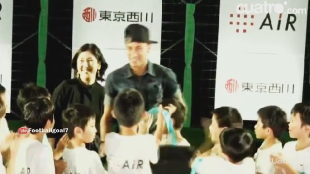 Neymar Çocuklarla Top Oynadı