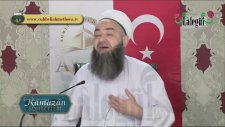 Tv'de Kadın Spiker Dinlemek Yüzüne Bakmak