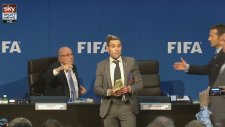 FIFA Başkanı Blatter'e Dolarlı Protesto