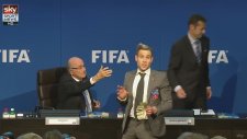 Fıfa Başkanı Blatter'e İngiliz Komedyen Brodkin'den Dolarlı Protesto