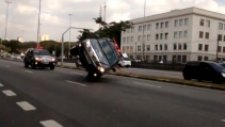 Polis Aracı Böyle Devrildi