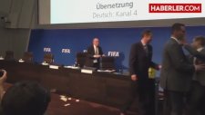Sepp Blatter'in Yüzüne Para Fırlatıldı