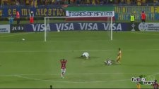 Kendi kalesine saçma sapan gol attı