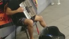 Metro Durağında Yann Tiersen Coveri