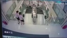 Çin'de Yürüyen Merdiven Kadını Yuttu!