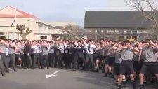 Öğretmenlerini Son Yolculuğuna Uğurlayan 1700 Öğrenciden Haka Dansı
