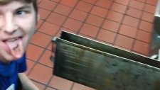 5$ için Donmuş Yağ Kalıntılarını Yalayan McDonalds Çalışanı