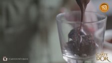 Sıcak Çikolata ve Çilek Eşliğinde Dondurmalı Browni Tarifi