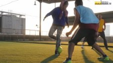 Büyükanne Kılığına Giren Profesyonel Futbolcu Kadından Halı Sahada Erkeklere Futbol Dersi