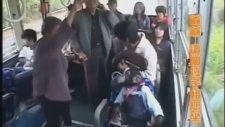 Otobüste Yaşlılara Yer Veren Maymun