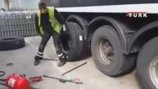 1 Dakikada Tır Lastiği Değiştirmek