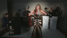 Şarkılara Vintage Havası Katarak Cover'layan Gruptan Seven Nation Army Performansı
