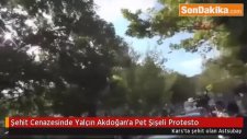 Şehit Cenazesinde Yalçın Akdoğan’a Pet Şişeli Protesto