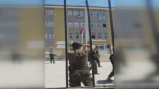 Polisler Türk Bayrağını Tekbirlerle Göndere Çekti