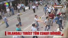 İrlandalı Turistin Tek Başına Esnaf Grubunu Dövmesi