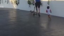 Çocuğunun Oyuncağına Binip Evladını Arkasından Koşturan Vicdansız Messi