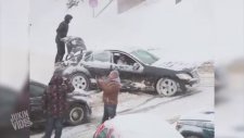 Kara Saplanan Arabayı İlginç Kurtarma Yöntemi