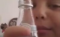 Tek Dikişte Büyük Boy Su Bitiren Çocuk