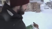 Yarım Metre Karda Finoyu Doğaya Salan Adam