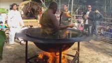 Kızgın Yağ İçinde Meditasyon Yapan Budist Rahip