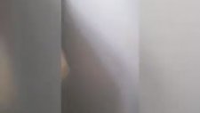 Öğrencinin Kafasıyla Tahtayı Silmek