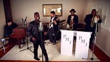Şarkılara Vintage Havası Katarak Cover'layan Gruptan 'lean On' Performansı