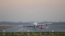 Boeing 747'nin Sağ İniş Takımı Açılmadan Londra'ya İnmesi