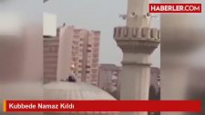 Caminin Kubbesinde Namaz Kılan Adam