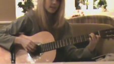 Norveçli Elf Emilie Nereng'in Gitar Çalması