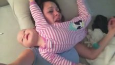 Anne, Bebek ve Tatlı Bir Osuruk