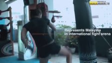 Erkeleri Pataklayan Kadın Boksör