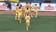 Gole Sevinirken Tribünden Uçan Göztepe Taraftarları