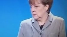 Angela Merkel'in Ahmet Davutoğlu'na İnş Cnm Ya Bakışı Atması