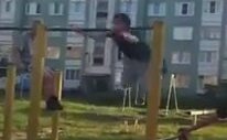 Barfiks Çubuğunda Takla Atarken Taklaya Gelen Çocuk
