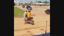 Çok Hızlı Motosiklet Kazası Yapmak (Yerden Su İçen Adam İçerir)