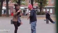 Dondurma Yalayan Kadına Parayla ilişki Teklif Etmek