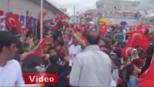 Suriyeli Çocukların Türk Bayrağı Alabilmek İçin Birbirlerini Ezmesi