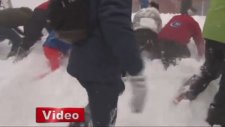 Tatilcilerin Çatıdan Düşen Karın Altında Kalması