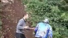 Fütursuzca Gülen Adam - Motur Yukarda mı Galdı